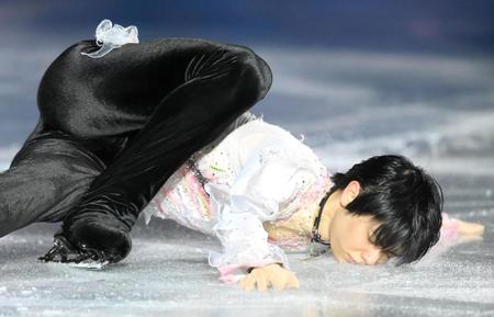 　エキシビションで氷にキスをする羽生結弦（撮影・堀内翔）