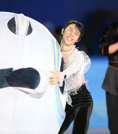 　ビンドゥンドゥンに抱きつく羽生結弦（撮影・堀内翔）