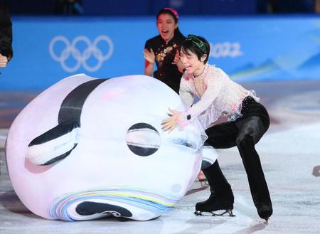　倒れたビンドゥンドゥンを助ける羽生結弦（撮影・堀内翔）