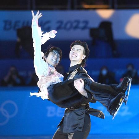 　中国選手にお姫様抱っこされる羽生結弦（撮影・堀内翔）