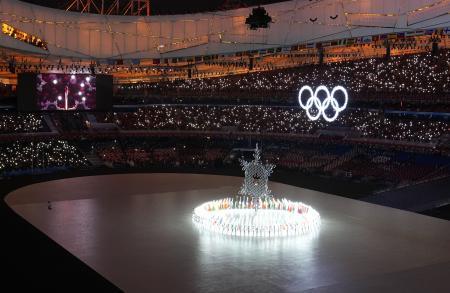 　北京冬季五輪の閉会式。「雪の結晶」のオブジェにともされていた聖火が消えた＝２０日、北京（共同）