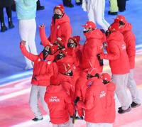 　冬季北京五輪閉会式で記念撮影するカーリング女子日本代表選手ら（撮影・堀内翔）