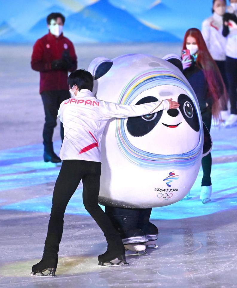 練習中に登場したビンドゥンドゥンを抱きしめる羽生結弦（撮影・堀内翔）