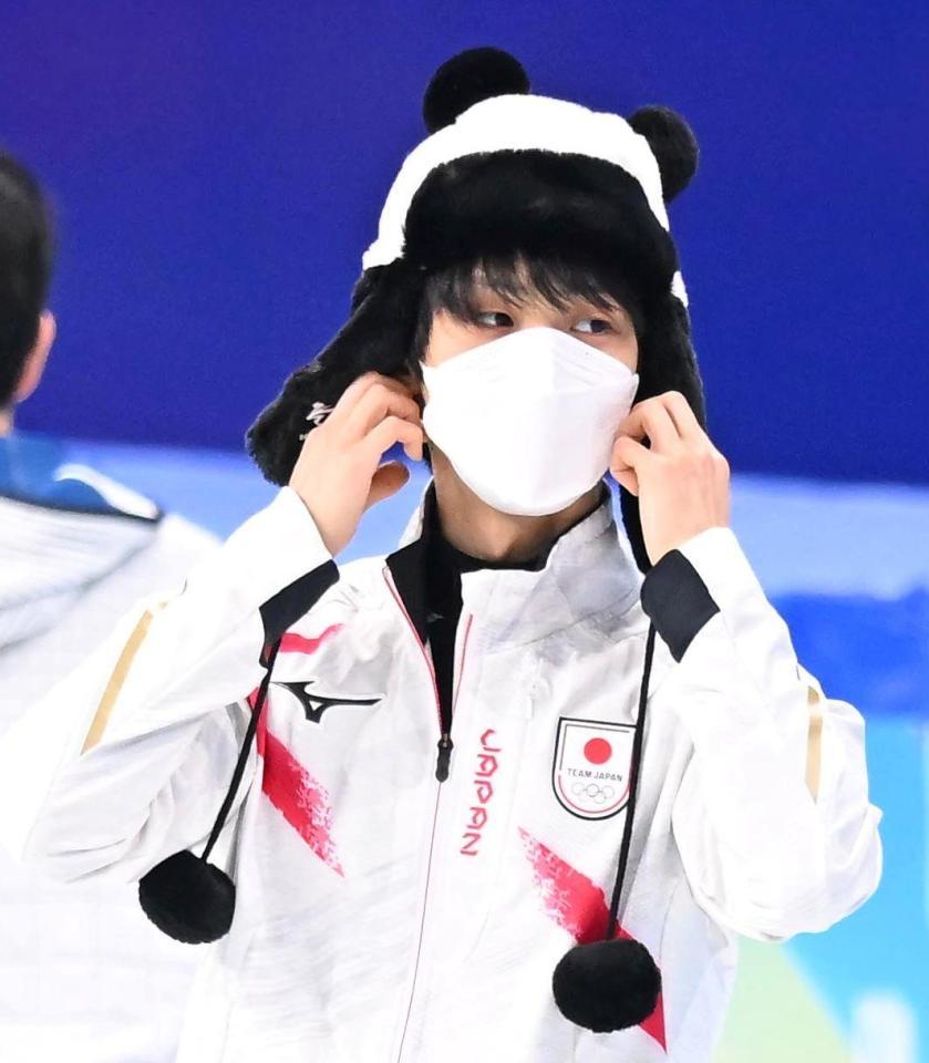 　パンダのかぶり物を着けてエキシビションの練習に登場した羽生結弦（撮影・堀内翔）