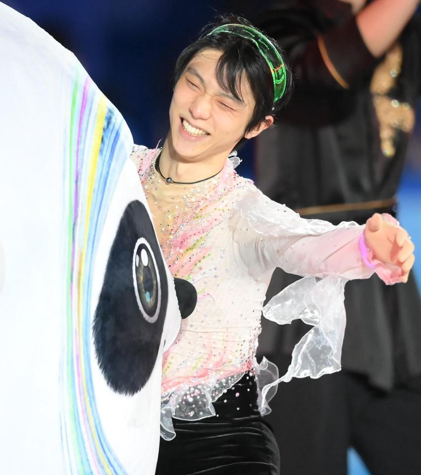 　ビンドゥンドゥンに抱きつく羽生結弦（撮影・堀内翔）