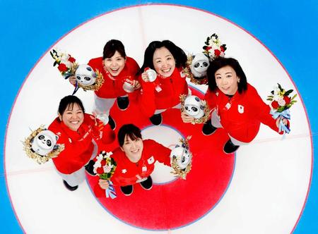 　カーリング女子で銀メダルを獲得し、笑顔で写真に納まる（左端から時計回りに）吉田知、吉田夕、藤沢、石崎、鈴木（共同）