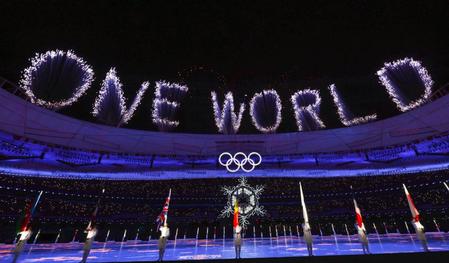 　北京冬季五輪閉会式会場の上空に打ち上げられた「ＯＮＥ　ＷＯＲＬＤ」の花火