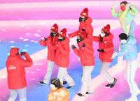 　冬季北京五輪閉会式で記念撮影をするカーリング女子日本代表（撮影・堀内翔）