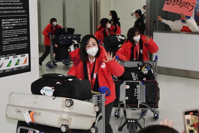 北京五輪銀に輝いたカーリング女子のロコ・ソラーレが帰国　歓声に笑顔で「ありがとう！」