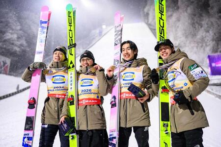 　ノルディックスキー・ジャンプ男子のフライング世界選手権団体で初優勝を果たした日本。左から小林陵侑、内藤智文、中村直幹、二階堂蓮（ゲッティ＝共同）