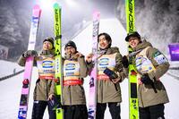　ノルディックスキー・ジャンプ男子のフライング世界選手権団体で初優勝を果たした日本。左から小林陵侑、内藤智文、中村直幹、二階堂蓮（ゲッティ＝共同）
