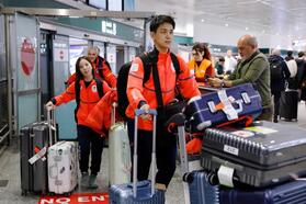 　イタリア・ミラノのマルペンサ空港に到着した三浦璃来（左）、木原龍一組（共同）