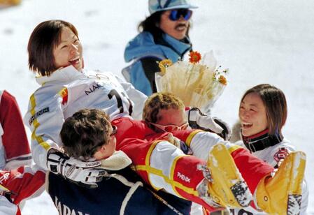 長野五輪フリースタイルスキー女子モーグルで金メダルを獲得した里谷多英を胴上げする上村愛子（右）＝９８年