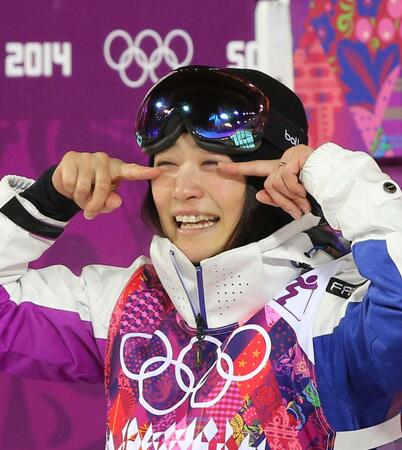 ソチ五輪決勝で涙ぐみながらも笑顔でおどける上村愛子＝１４年２月