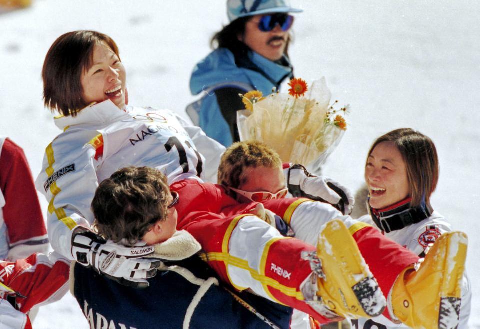 長野五輪フリースタイルスキー女子モーグルで金メダルを獲得した里谷多英を胴上げする上村愛子（右）＝９８年