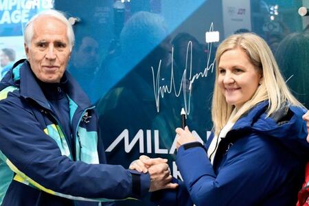 ＩＯＣが提唱する「五輪休戦」を願う壁の前で撮影に応じるコベントリー会長（右）ら＝２日、イタリア・ミラノ（共同）