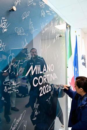 ＩＯＣが提唱する「五輪休戦」を願う壁＝２日、イタリア・ミラノ（共同）