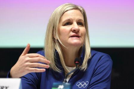 記者会見するＩＯＣのコベントリー会長＝１日、イタリア・ミラノ（共同）