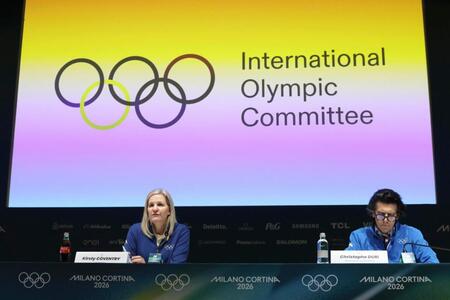 記者会見するＩＯＣのコベントリー会長（左）＝１日、イタリア・ミラノ（共同）