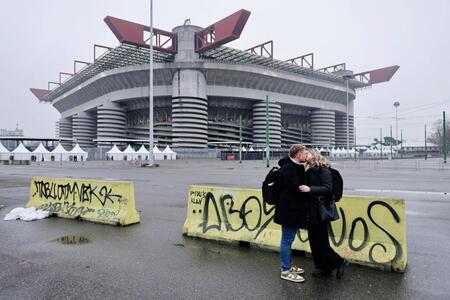 ミラノ・コルティナ冬季五輪の開会式の会場となるジュゼッペ・メアッツァ競技場＝イタリア・ミラノ（共同）