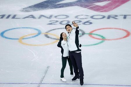 公式練習で自撮りするペアの三浦璃来（左）、木原龍一組（共同）