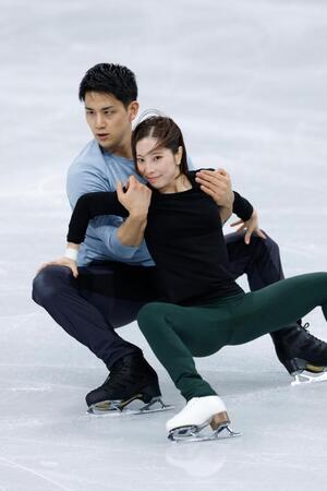 公式練習で調整するペアの三浦璃来（右）、木原龍一組（共同）