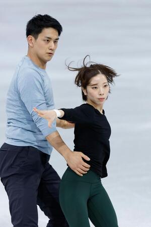 公式練習で調整するペアの三浦璃来（右）、木原龍一組（共同）