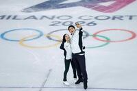 公式練習で自撮りするペアの三浦璃来（左）、木原龍一組（共同）