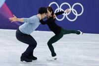 公式練習で調整するペアの三浦璃来（右）、木原龍一組（共同）