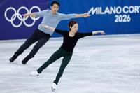 公式練習で調整するペアの三浦璃来（右）、木原龍一組（共同）