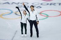 公式練習に臨むペアの三浦璃来（左）、木原龍一組（共同）