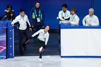 公式練習に臨むペアの三浦璃来（右）、木原龍一組（共同）