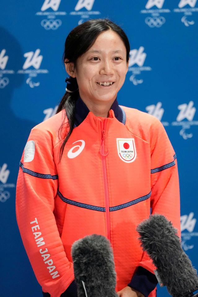 　イタリア・ミラノのマルペンサ空港に到着し取材に応じる高木美帆＝１日（共同）