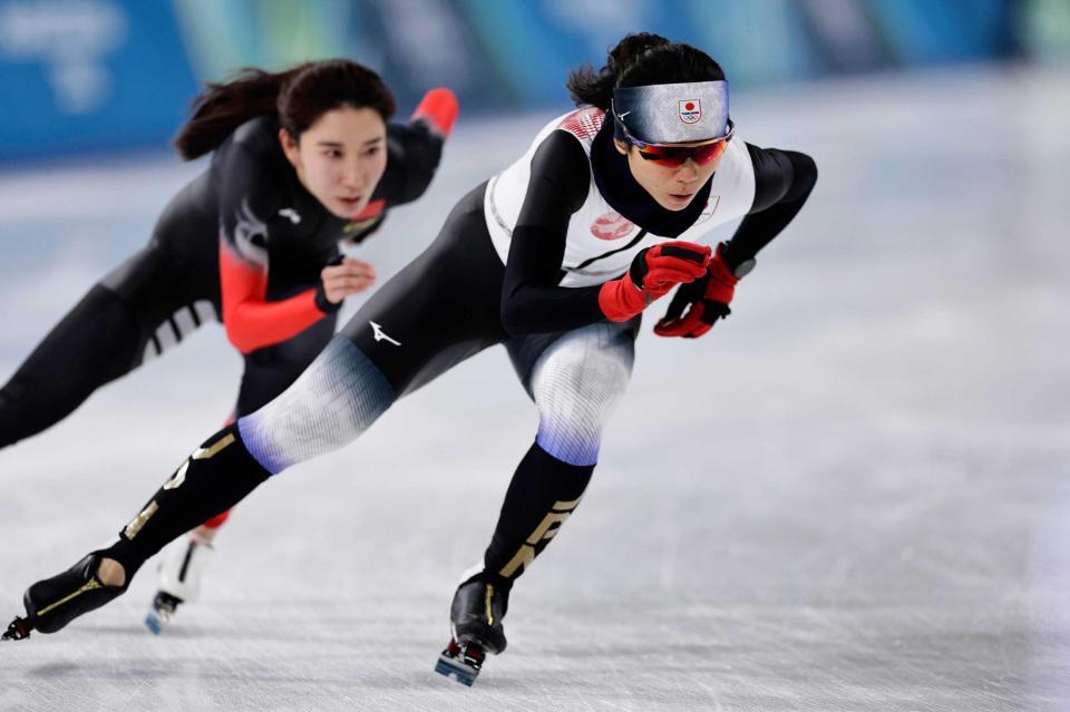 　調整する高木美帆（手前）＝ミラノ（共同）