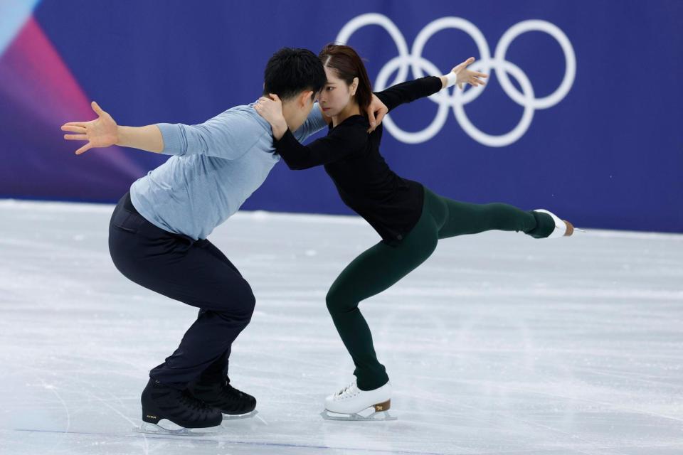 公式練習で調整するペアの三浦璃来（右）、木原龍一組（共同）