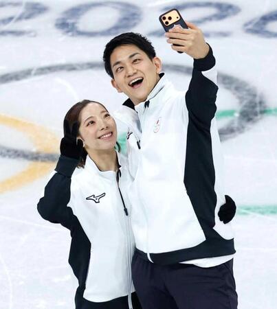 　公式練習で自撮りするペアの三浦璃来（左）、木原龍一組（共同）