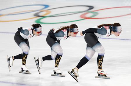 　調整するスピードスケートの（左から）野明花菜、佐藤綾乃、堀川桃香＝ミラノ（共同）