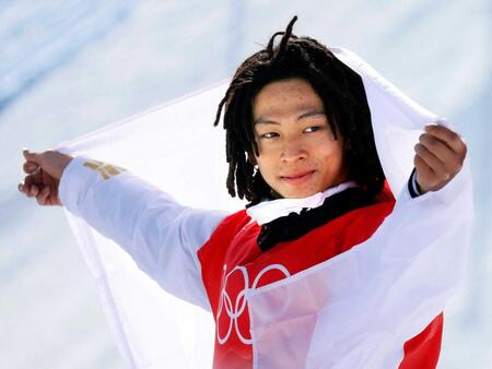 　北京冬季五輪スノーボード男子ハーフパイプで金メダルを獲得し、日の丸を広げる平野歩夢＝２０２２年２月（共同）