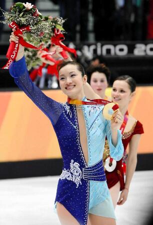 金メダルを獲得した荒川静香さん＝２００６年２月