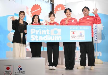 イベントで笑顔をふりまく（左から）中川安奈、藤沢五月、本田望結、レインボーの池田直人、ジャンボたかお（撮影・開出牧）