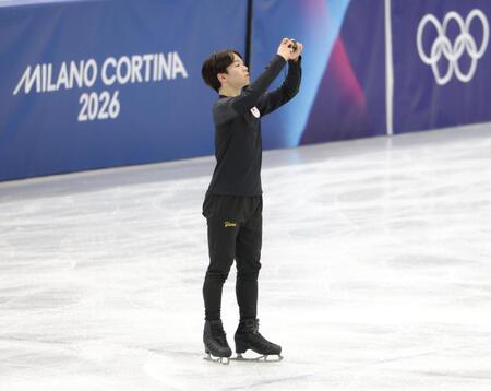 練習後、リンクを撮影する鍵山優真＝ミラノアイススケートアリーナ（撮影・吉澤敬太