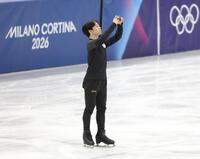 練習後、リンクを撮影する鍵山優真＝ミラノアイススケートアリーナ（撮影・吉澤敬太