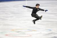 本番のリンクで練習する鍵山優真＝ミラノアイススケートアリーナ（撮影・吉澤敬太）