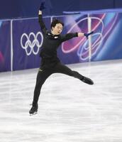 本番のリンクで練習する鍵山優真＝ミラノアイススケートアリーナ（撮影・吉澤敬太