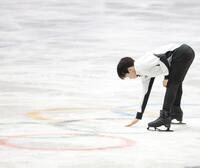 練習を終え、リンクから離れる前に五輪マークに触れる鍵山優真＝ミラノアイススケートアリーナ（撮影・吉澤敬太）