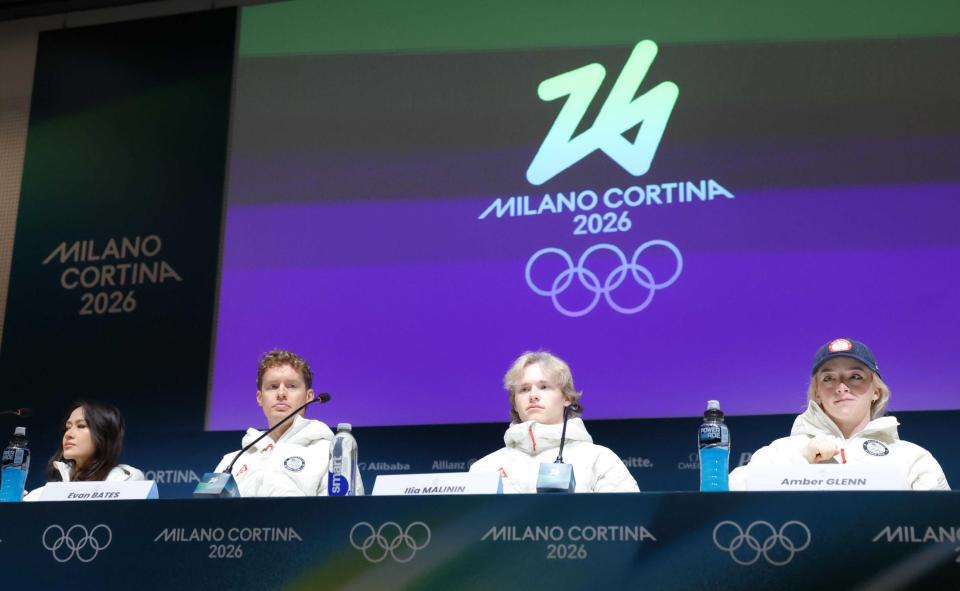 　会見する（右から）アンバー・グレン、イリア・マリニン（撮影・吉澤敬太）