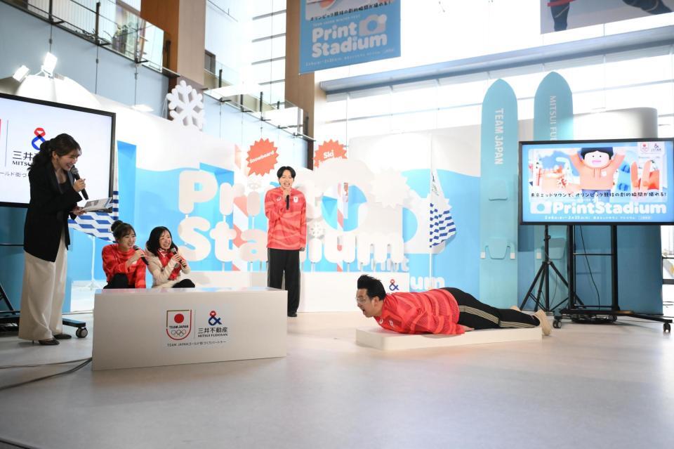 スケルトンブース体験に挑戦するレインボーのジャンボたかお（右手前）。左からＭＣを務める中川安奈、本田望結、藤沢五月、レインボーの池田直人（撮影・開出牧）