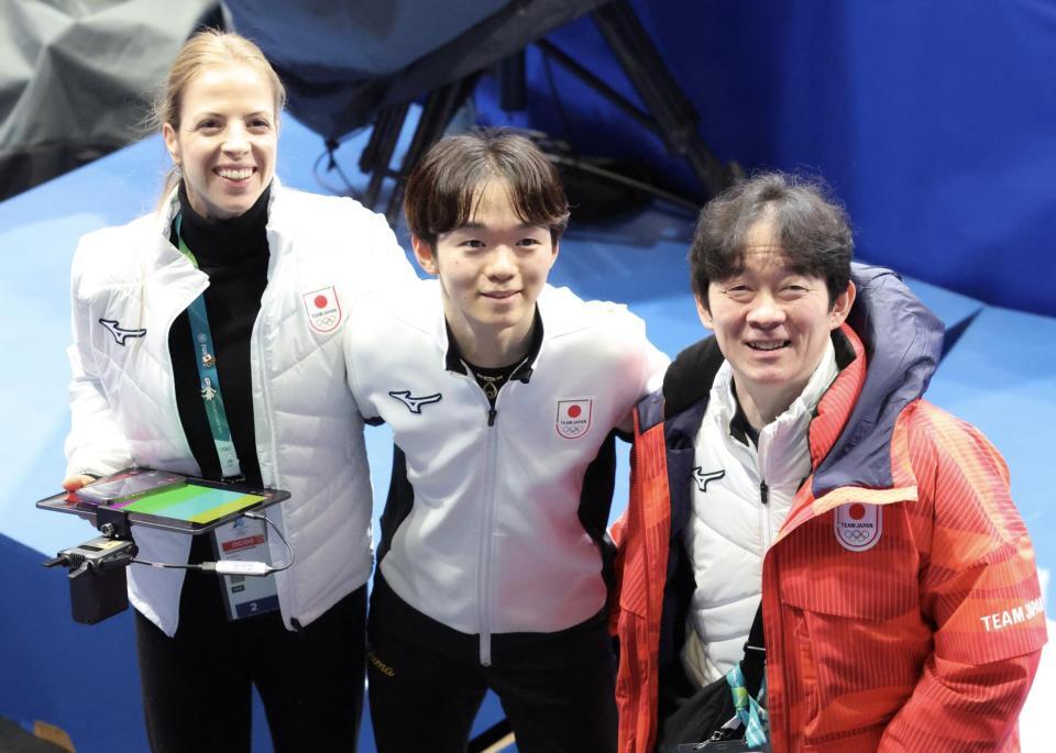 練習後、カロリーナ・コストナーさん（左）、父の正和さん（右）と笑顔を見せる鍵山優真＝ミラノアイススケートアリーナ（撮影・吉澤敬太）