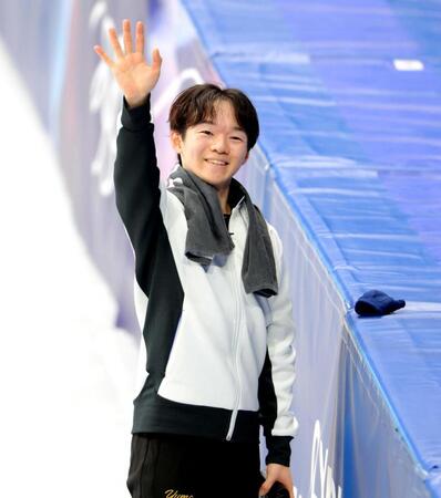 　練習を終え、笑顔を見せる鍵山優真（撮影・吉澤敬太）