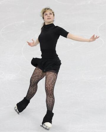 本番のリンクで練習する米国のアリサ・リュウ＝ミラノアイススケートアリーナ（撮影・吉澤敬太）